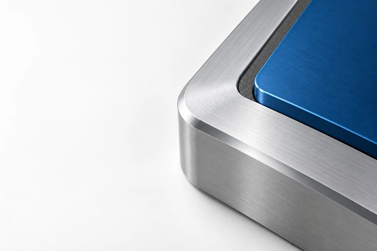 Gebürstetes Aluminium und blaue Metalloberfläche